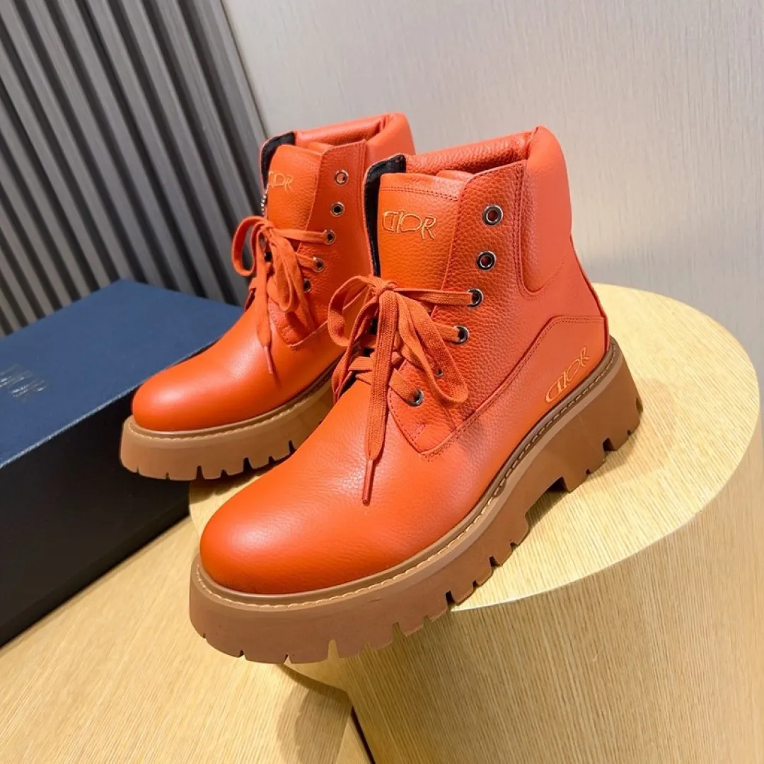 Factory P580💰[Dior] Dior ✨ is online simultaneously👏 This latest popular men's boots for autumn and winter are new products in the series and continue Di*r's classic style. The upper is made of original first-layer cowhide and matched with the original anti-slip and wear-resistant rubber outsole. The rear shoe collar and heel are equipped with brand iconic details to enhance the style. Fashionable and versatile. Create a casual look. Size: 38-44 (45 customized)